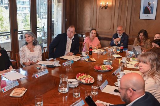 Ministro de Vivienda Carlos Montes continúa proceso de traspaso ordenado al nuevo Ministro Iván Poduje