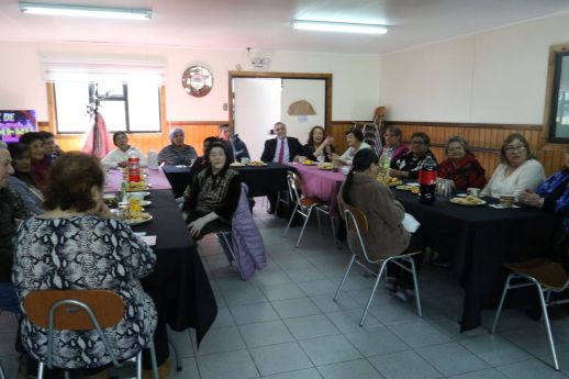 En Centro Diurno Comunitario de Porvenir reconocen trabajo y gestión del Delegado Presidencial José Campos Prieto