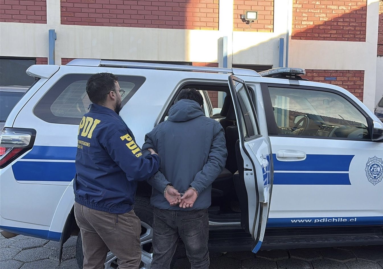 Detienen en Punta Arenas a joven con orden vigente por robo con violencia