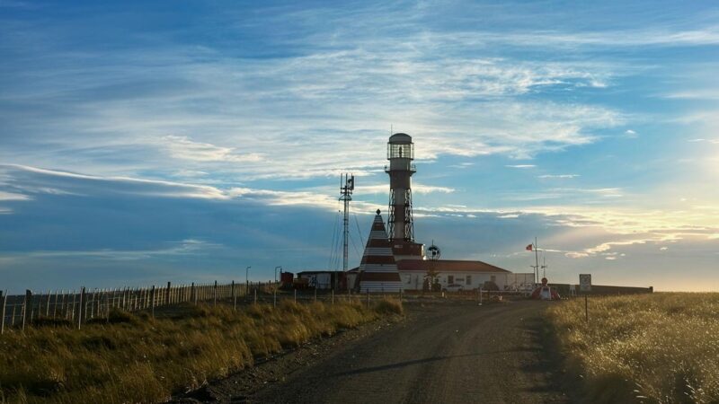 Junto al histórico faro de Punta Dungeness, WOM conecta el extremo continental de Chile