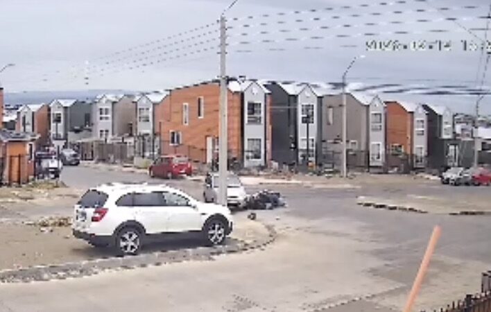 Pasajera de motocicleta resultó con lesiones graves tras colisión provocada por conductor extranjero