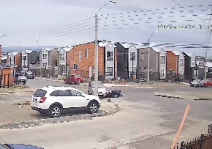 Pasajera de motocicleta resultó con lesiones graves tras colisión provocada por conductor extranjero