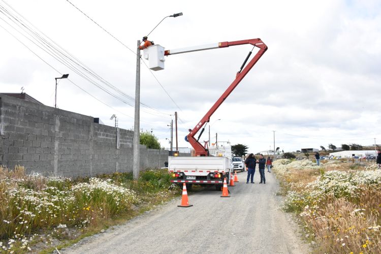 Municipalidad finaliza instalación de luminarias LED en sector periurbano Villa Andrea de Punta Arenas