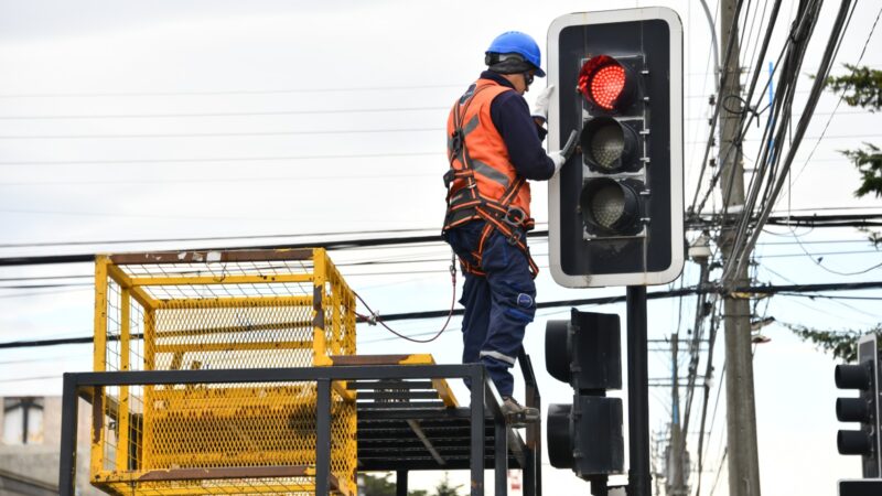 Municipio refuerza mantención de semáforos en distintos puntos de la ciudad