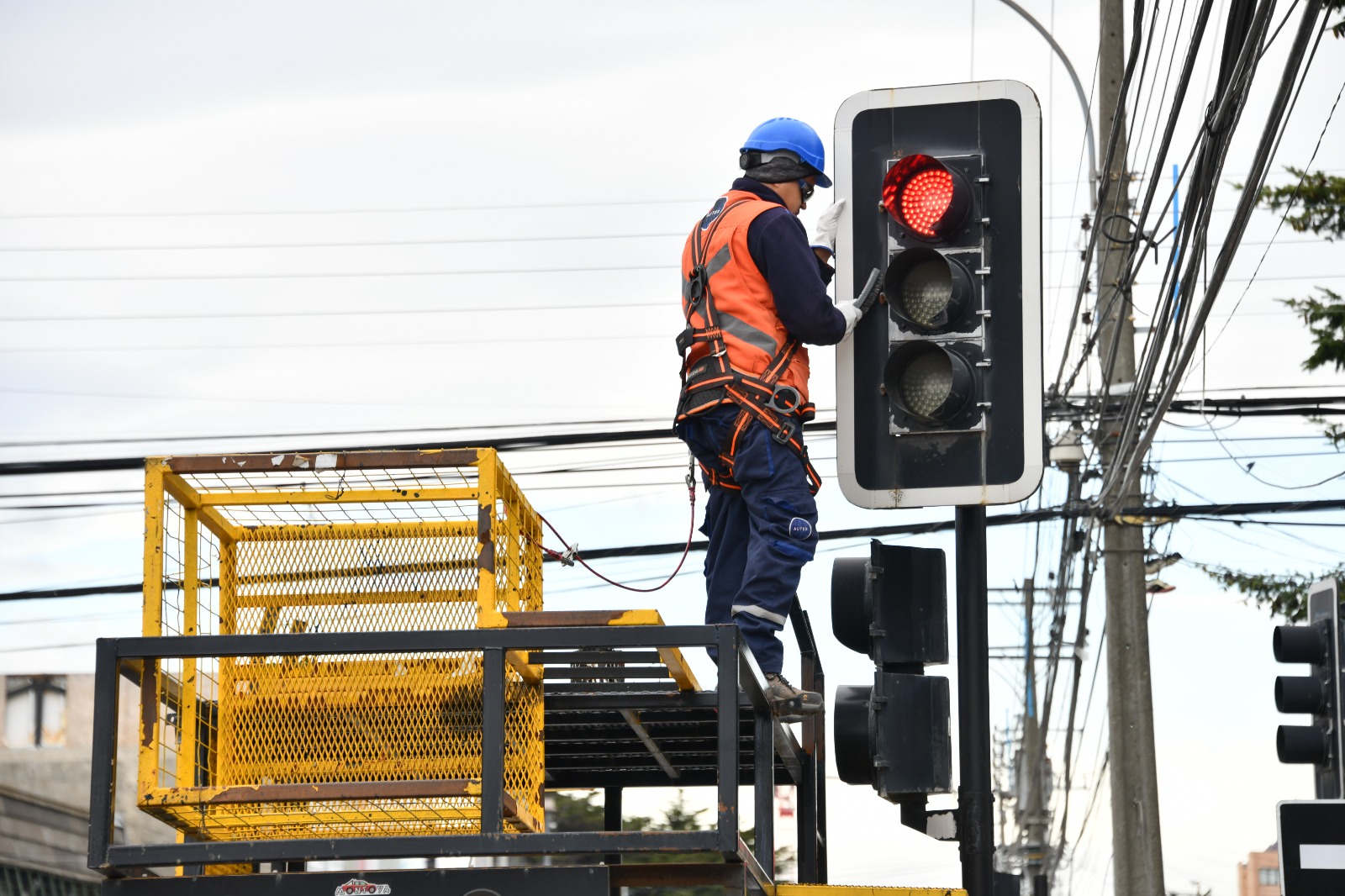 Municipio refuerza mantención de semáforos en distintos puntos de la ciudad