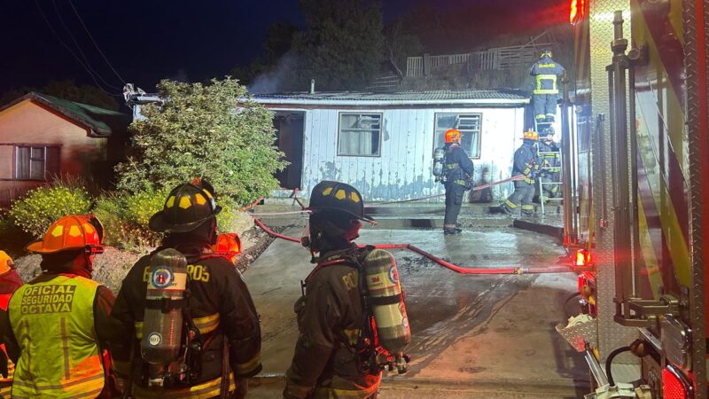 Incendio en sector Río de la Mano deja una vivienda destruida y dos personas lesionadas