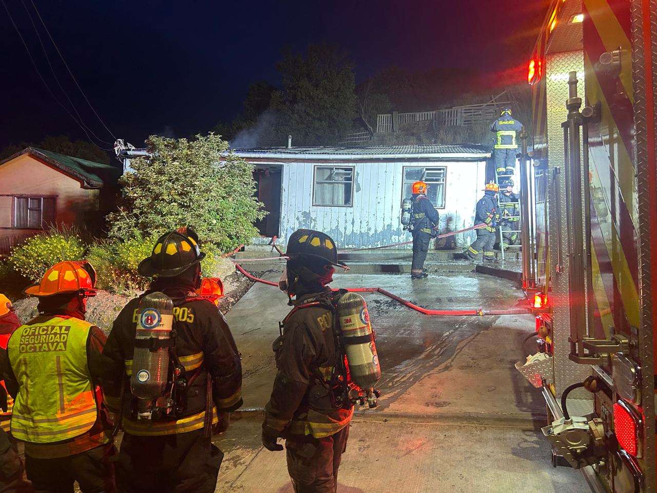 Incendio en sector Río de la Mano deja una vivienda destruida y dos personas lesionadas