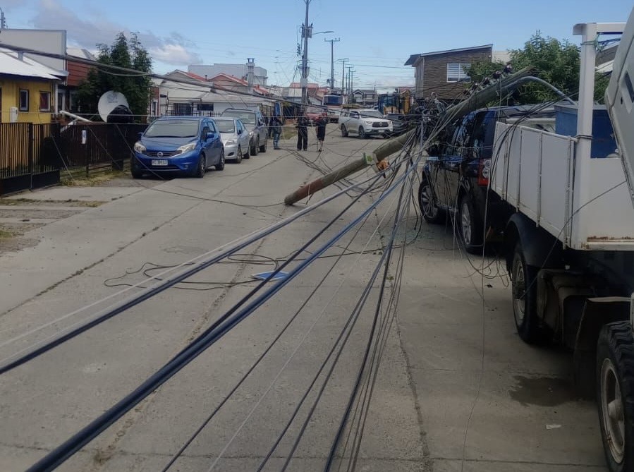 Camión provoca caída de cuatro postes y deja sin suministro eléctrico a 150 clientes en sector norte de la ciudad