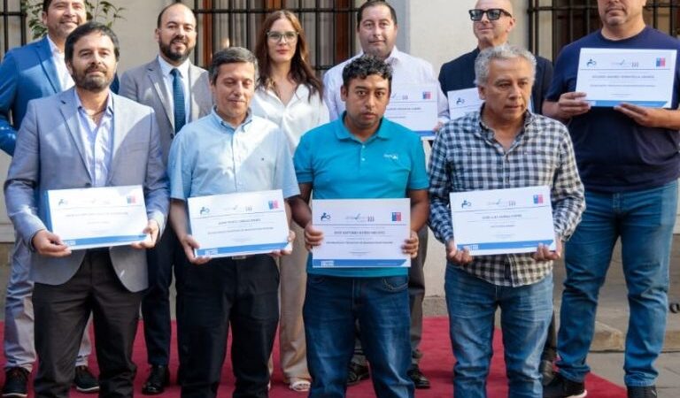 Magallánico Daniel Miranda recibe Certificado de Locutor Profesional en el Palacio de la Moneda