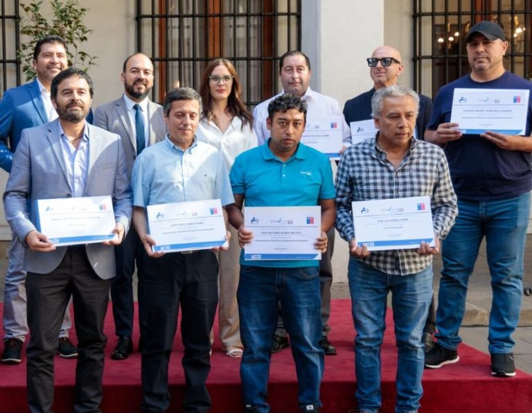Magallánico Daniel Miranda recibe Certificado de Locutor Profesional en el Palacio de la Moneda