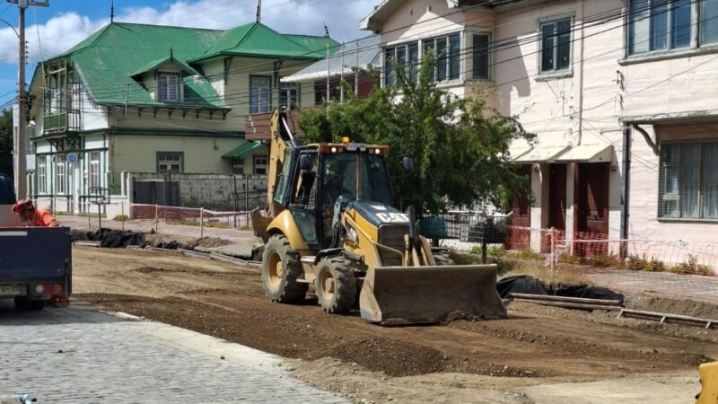 Se realizan trabajos de conservación de calles en el centro de Punta Arenas | Desvíos y paraderos provisorios por obras en Avenida Bulnes