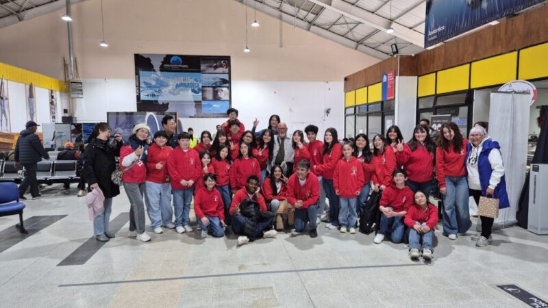 Coro de Voces Blancas emociona a visitantes en recaladas del crucero «Oosterdam» en Punta Arenas