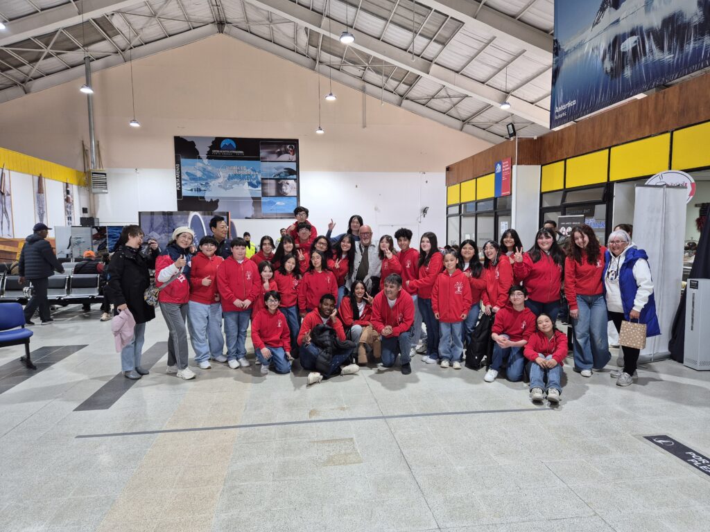 Coro de Voces Blancas emociona a visitantes en recaladas del crucero «Oosterdam» en Punta Arenas