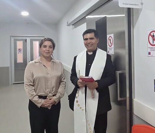 Párroco de Porvenir visita la Unidad de Diálisis del Hospital Claudio Chamorro
