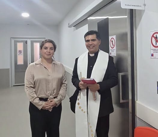 Párroco de Porvenir visita la Unidad de Diálisis del Hospital Claudio Chamorro