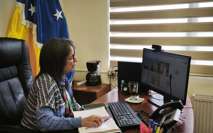 Delegada Provincial de Tierra del Fuego Margarita Norambuena se reúne con el Director Regional (s) del FOSIS