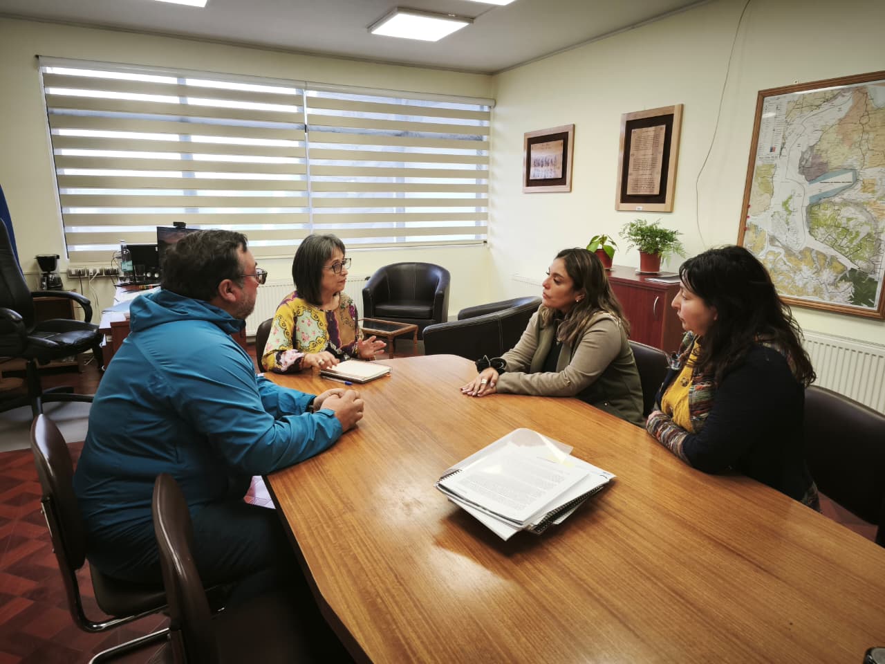 Delegada Provincial Margarita Norambuena se reúne con gremios y profesores de Porvenir