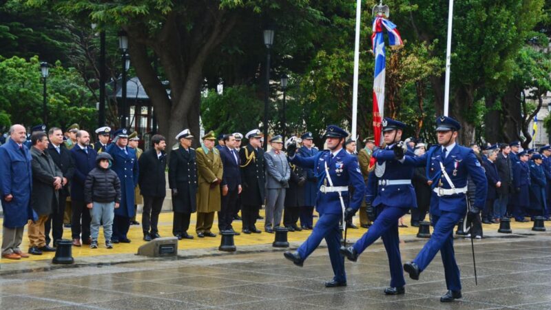 IVª Brigada Aérea inició el Mes del Aire y del Espacio con izamiento del Pabellón Nacional en la Plaza Muñoz Gamero de Punta Arenas