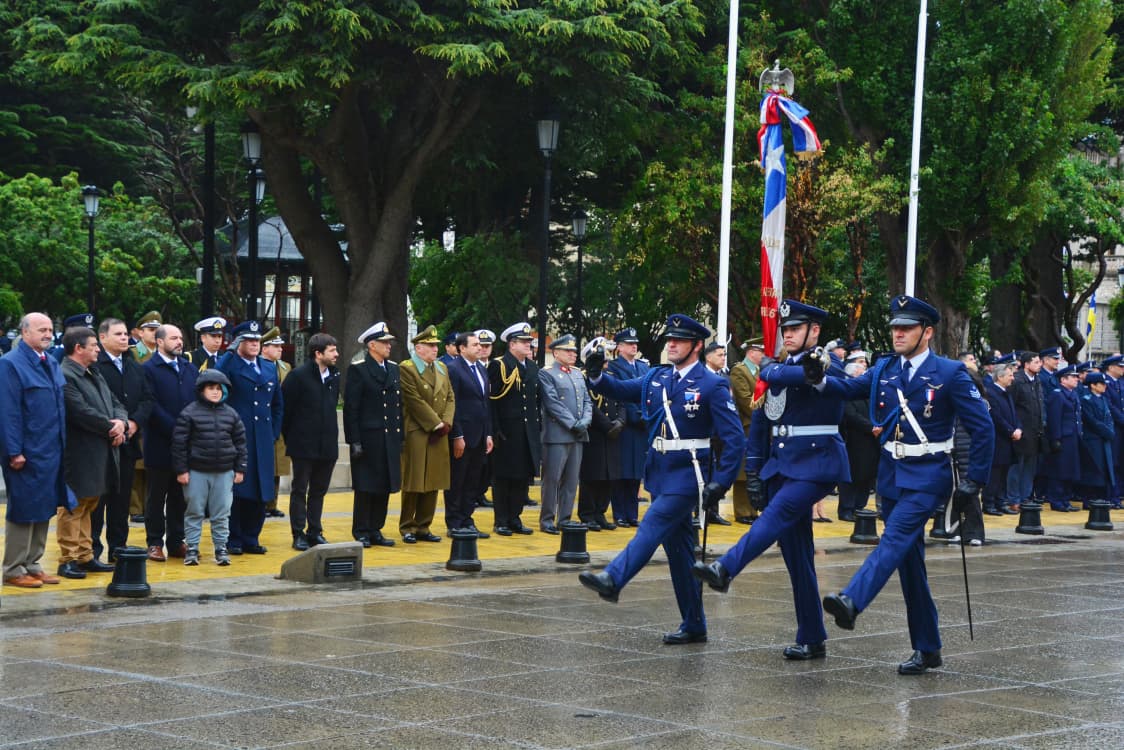 IVª Brigada Aérea inició el Mes del Aire y del Espacio con izamiento del Pabellón Nacional en la Plaza Muñoz Gamero de Punta Arenas