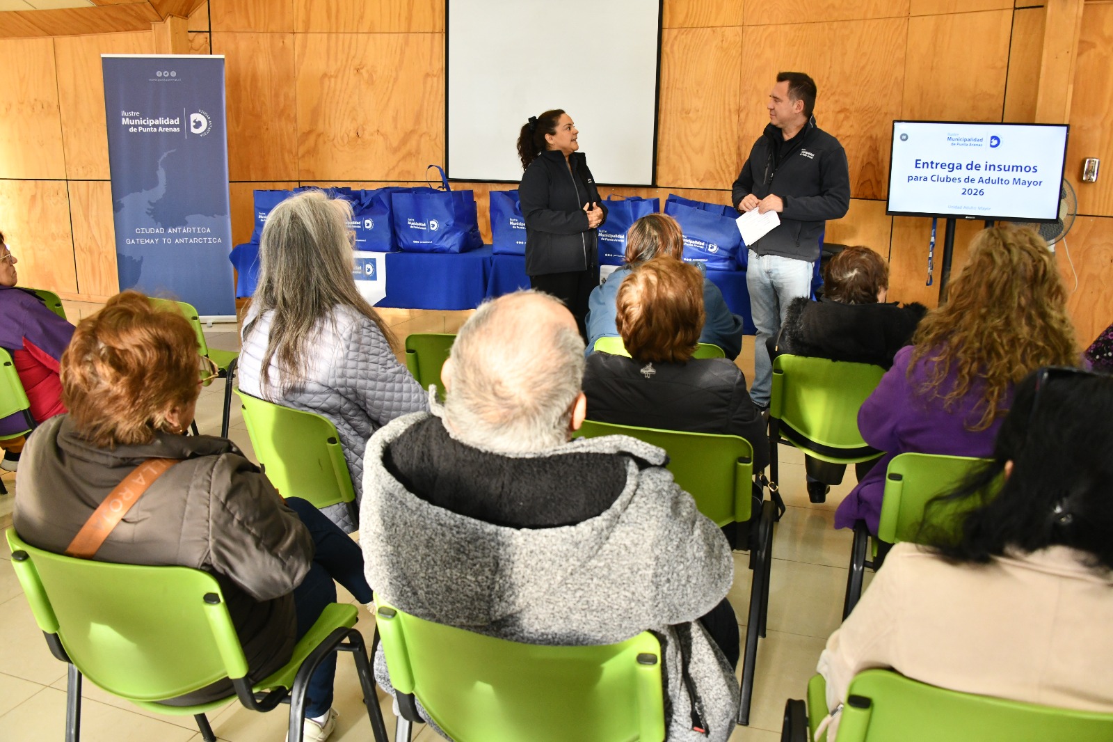 Municipio de Punta Arenas entregó insumos a 125 clubes de adultos mayores