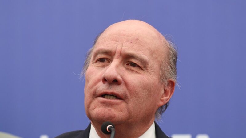 Ministro de Hacienda anuncia alza de precio de los combustibles en Chile