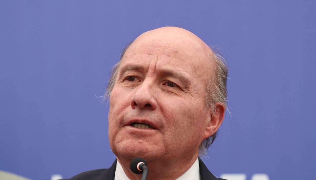 Ministro de Hacienda anuncia alza de precio de los combustibles en Chile
