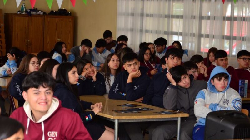 IVª Brigada Aérea realizó charla vocacional en el Liceo Juan Bautista Contardi de Punta Arenas