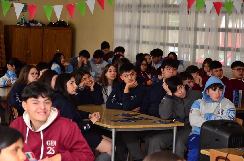 IVª Brigada Aérea realizó charla vocacional en el Liceo Juan Bautista Contardi de Punta Arenas