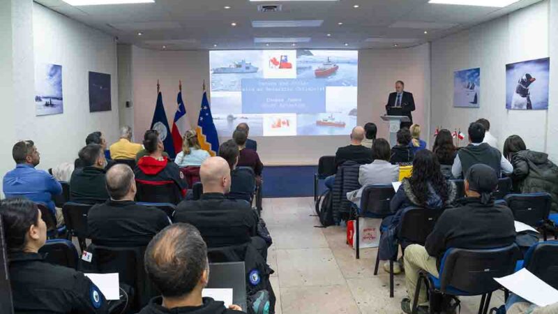 Con seminario conjunto finaliza expedición canadiense a Antártica a bordo del Rompehielos Viel