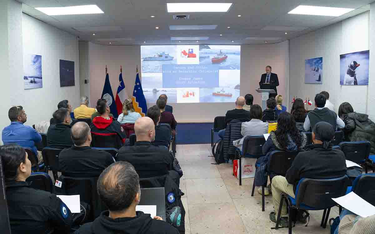 Con seminario conjunto finaliza expedición canadiense a Antártica a bordo del Rompehielos Viel