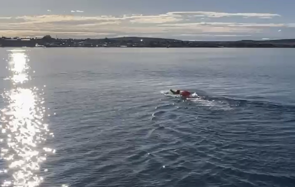 Amanda Torres, la joven nadadora de 15 años que desafía las aguas frías de la Patagonia
