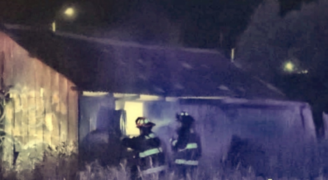 Mujer resulta lesionada tras incendio en bodega en Punta Arenas