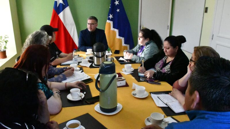 Delegado de la Provincia Antártica Rodolfo Moncada aborda brechas y necesidades de comunidad de Puerto Williams junto a organizaciones sociales