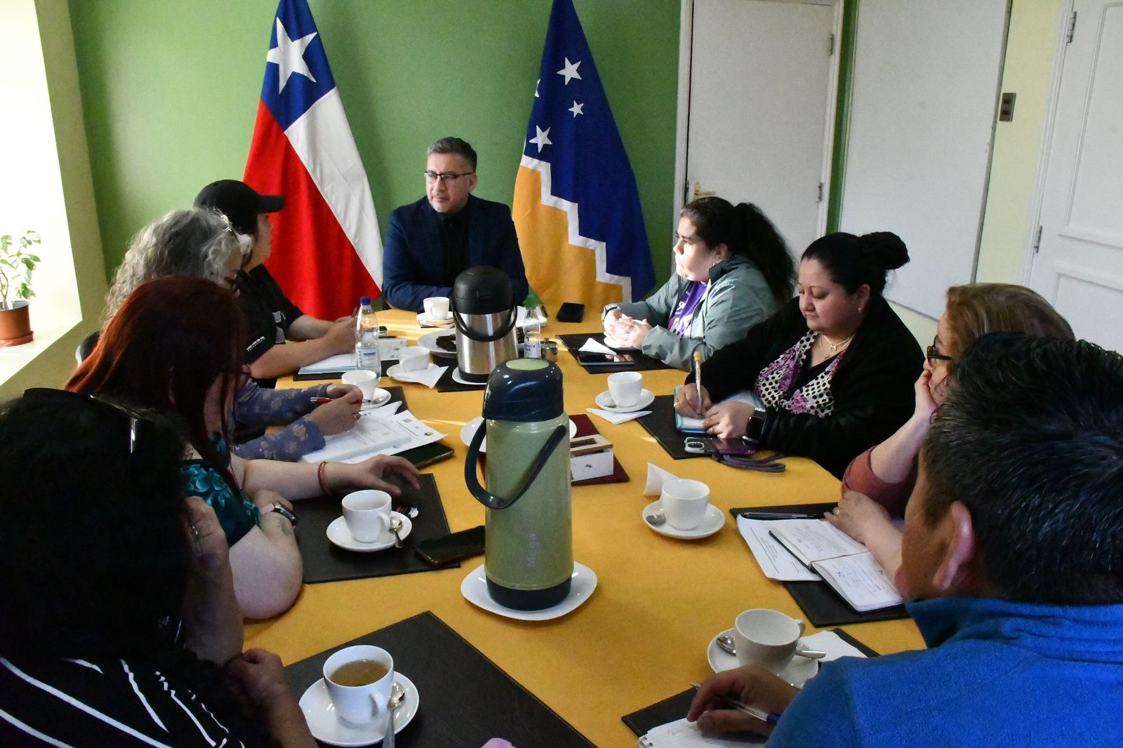 Delegado de la Provincia Antártica Rodolfo Moncada aborda brechas y necesidades de comunidad de Puerto Williams junto a organizaciones sociales