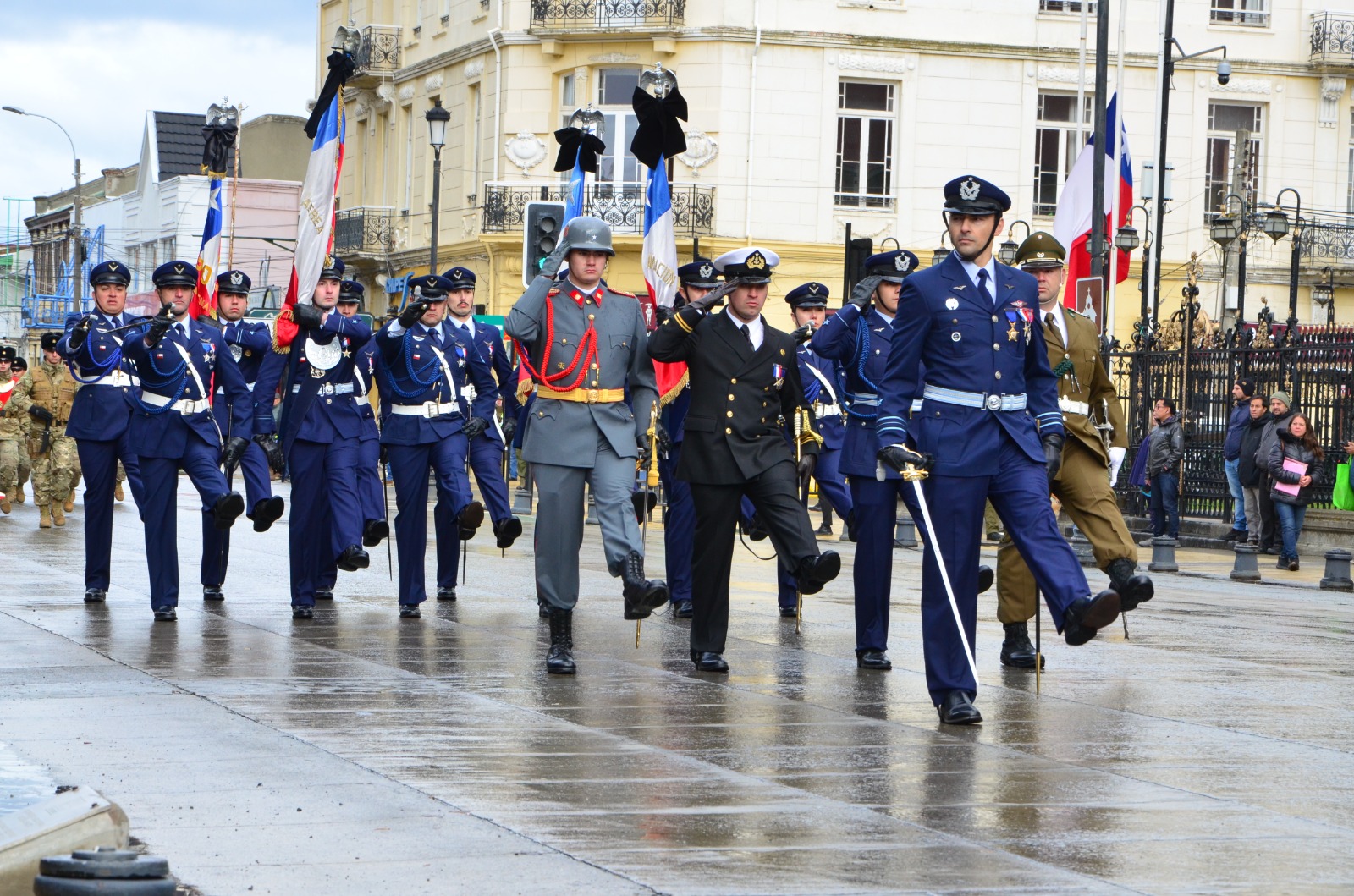IVª Brigada Aérea conmemoró el 96° aniversario de la Fuerza Aérea de Chile con desfile terrestre y aéreo en Punta Arenas