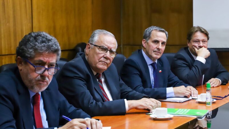 Ministro de Agricultura Jaime Campos y subsecretario Venezian se reúnen con directiva de la Sociedad Nacional de Agricultura