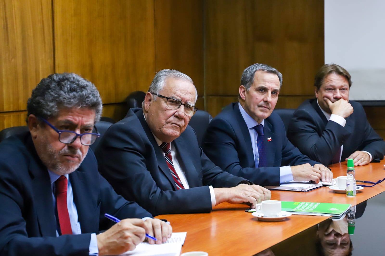 Ministro de Agricultura Jaime Campos y subsecretario Venezian se reúnen con directiva de la Sociedad Nacional de Agricultura