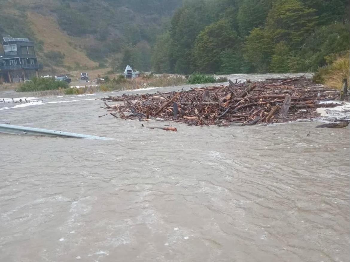 Intensas lluvias desbordaron sector de Río Blanco en ruta 9 sur