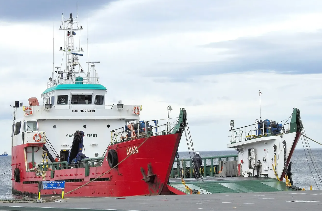 Armada de Chile investiga abordaje de naves cerca de Punta Arenas