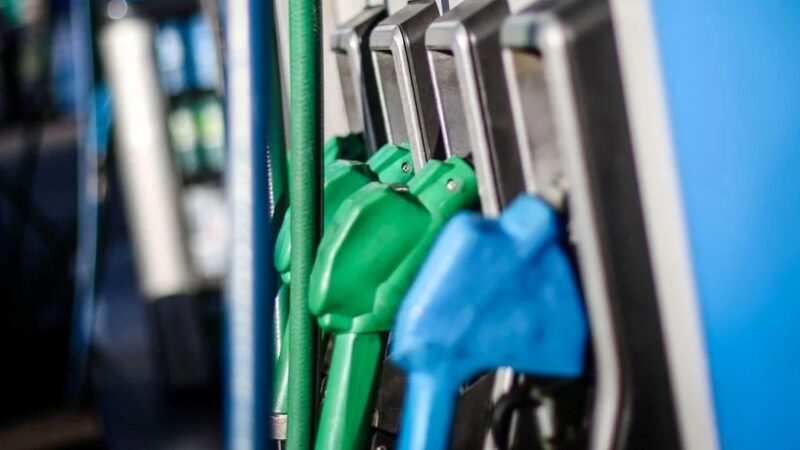 Gobierno frena alza de bencinas prevista para esta semana tras ajuste al MEPCO