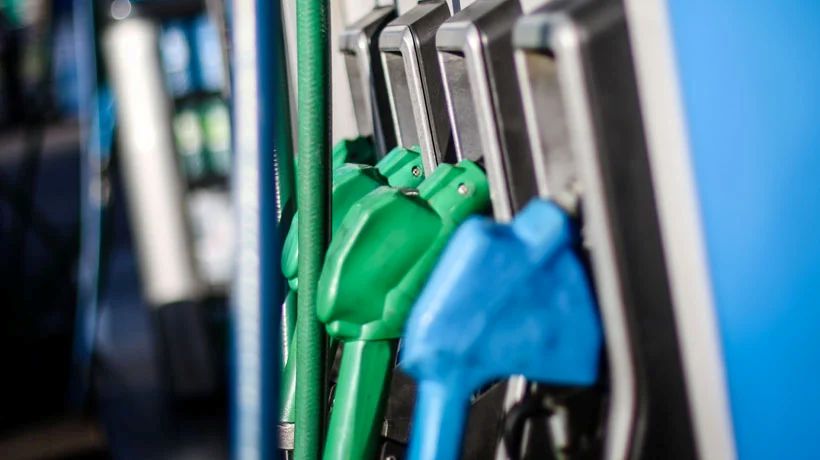 Gobierno frena alza de bencinas prevista para esta semana tras ajuste al MEPCO