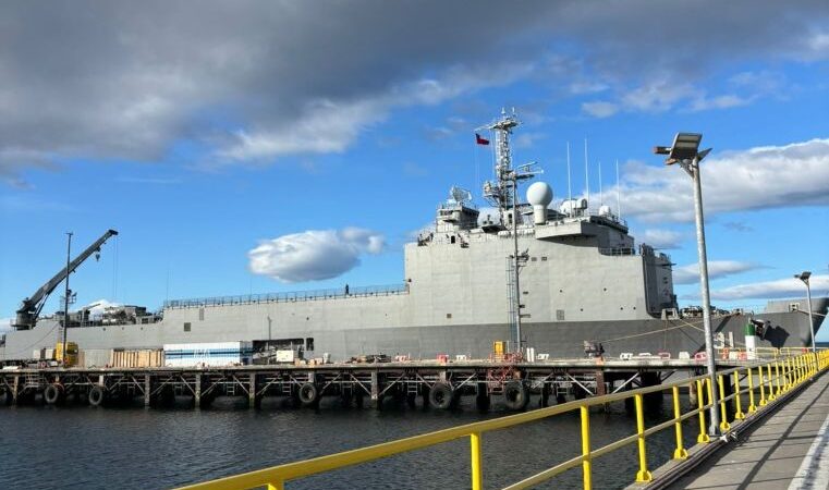 Buque Sargento Aldea recala en Magallanes para cargar materiales claves a fin de iniciar construcción de muelle antártico ejecutado por la DOP