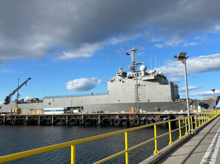 Buque Sargento Aldea recala en Magallanes para cargar materiales claves a fin de iniciar construcción de muelle antártico ejecutado por la DOP