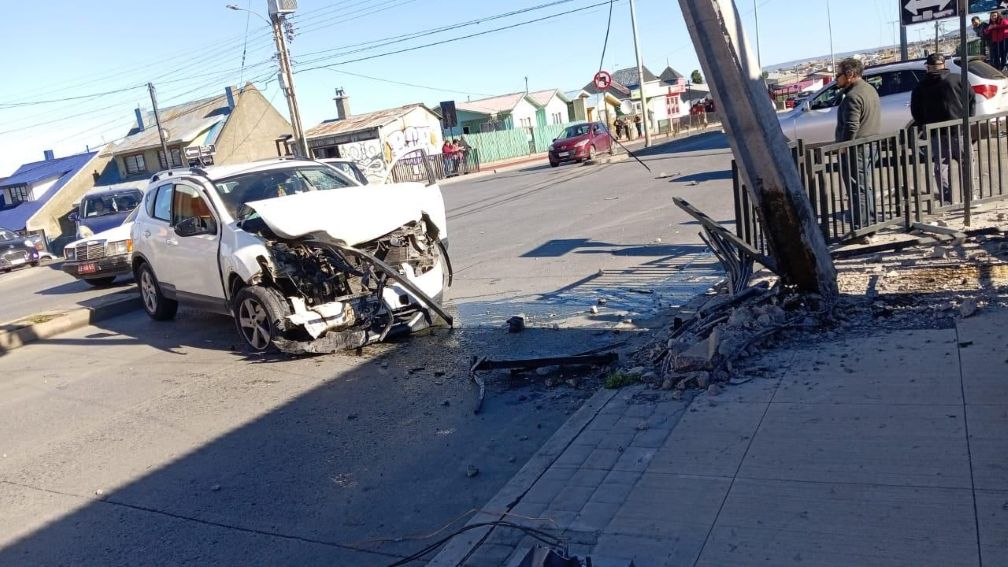 Choque contra poste deja a más de 400 clientes sin electricidad en Punta Arenas