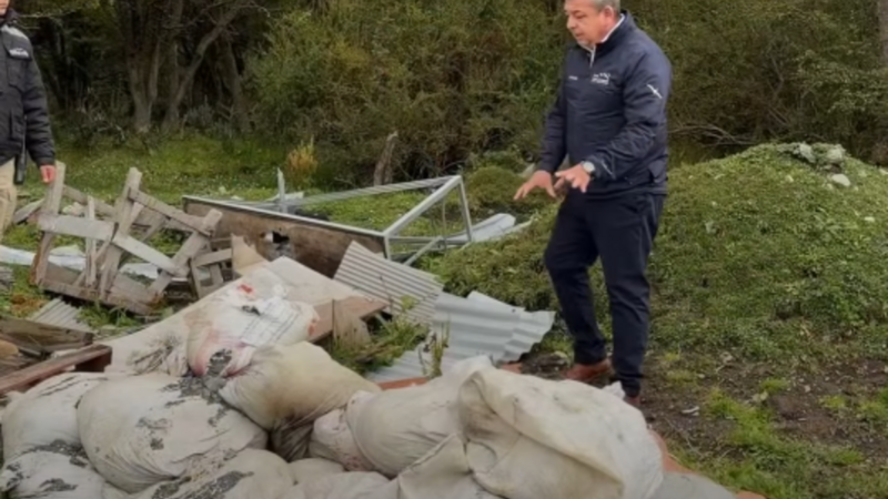 Alcalde de Cabo de Hornos Patricio Fernández denuncia microbasurales en zonas turísticas de Puerto Williams