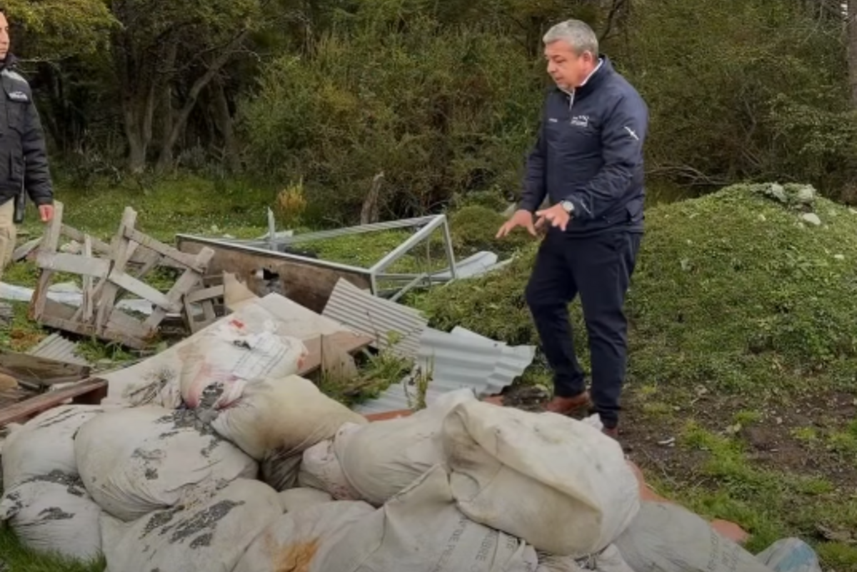 Alcalde de Cabo de Hornos Patricio Fernández denuncia microbasurales en zonas turísticas de Puerto Williams