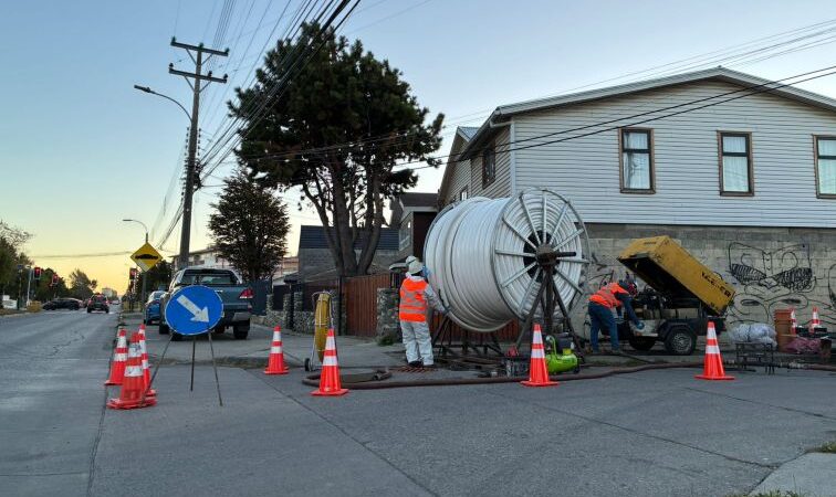 Aguas Magallanes informa trabajos diurnos y nocturnos para rehabilitación de colectores en Punta Arenas