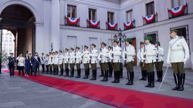 Gabriel Boric recibe honores en La Moneda antes de entregar el mando presidencial a José Antonio Kast