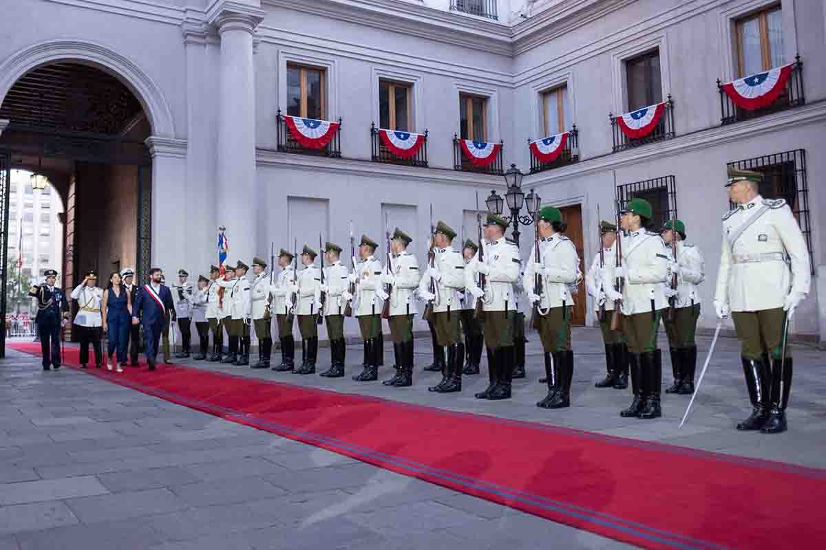 Gabriel Boric recibe honores en La Moneda antes de entregar el mando presidencial a José Antonio Kast