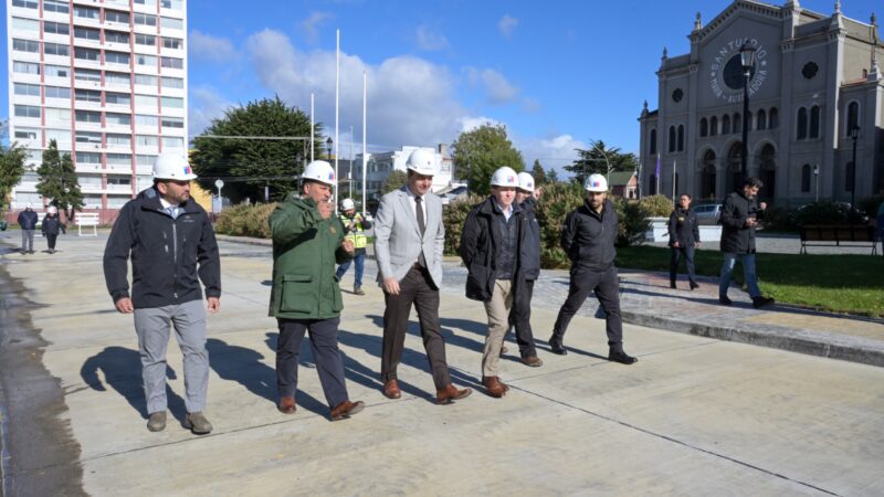 Mejores calles para Punta Arenas: Autoridades abren tramo de Avenida Bulnes tras cambio estructural de material
